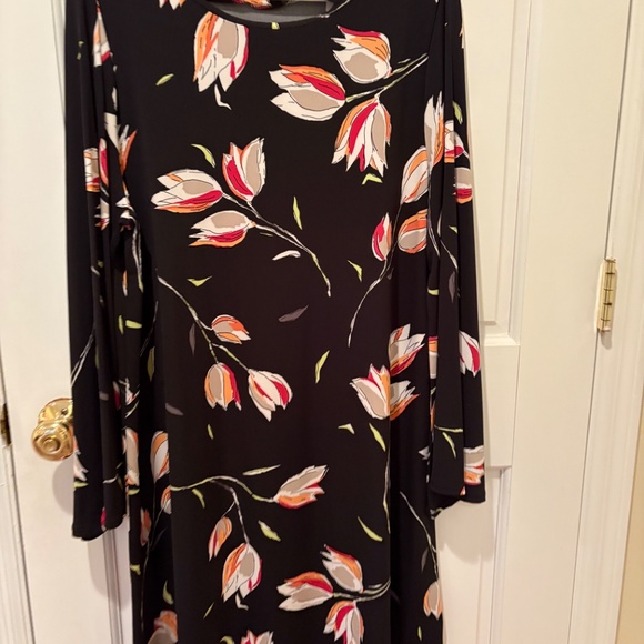 Black dress with fun floral pattern size XL. Cute fit - like new - Picture 5 of 6